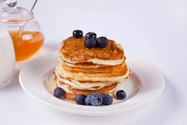 Crêpes aux baies et miel sur fond blanc — Photo