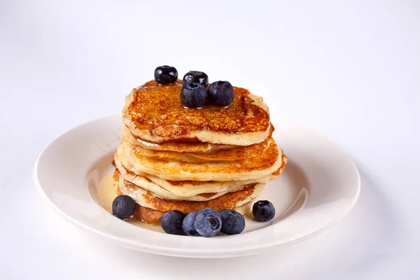 Crêpes aux baies et miel sur fond blanc — Photo