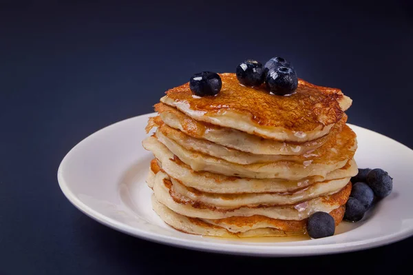 Crêpes aux baies et miel sur fond noir — Photo