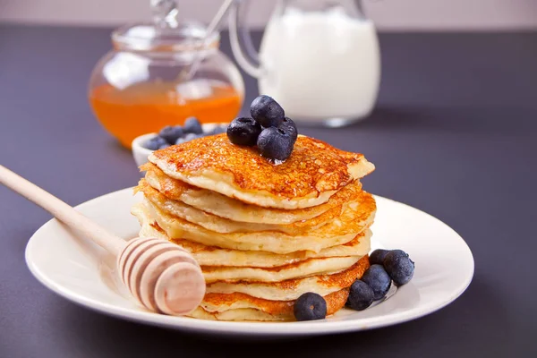 Crêpes aux baies et miel sur fond noir — Photo