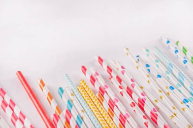 Kağıt renkli payet yaz kokteylleri için beyaz arka plan üzerinde içme. Üstten görünüm.