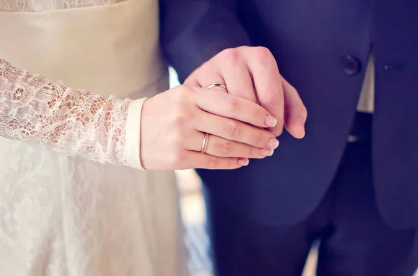 Newly Wed Couple Hands Wedding Rings — Stock Photo, Image