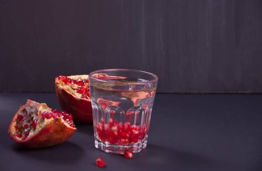 Nar suyu tepsiye soğuk yenileme ve içki detoks