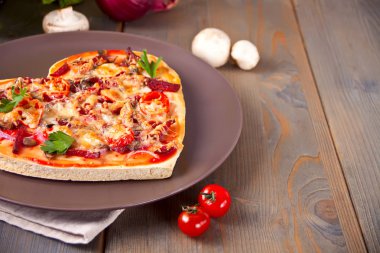 Sevgililer günü için kalp şeklinde pizza