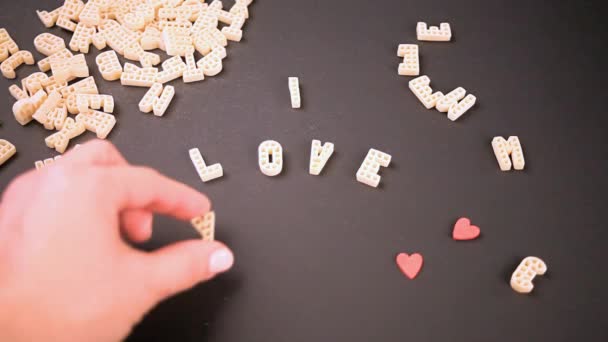 Vrouw Handen Schrijven Met Macaroni Tekst Love You — Stockvideo