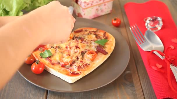 Salam Domates Pizza Pizza Için Özel Bir Bıçakla Ikiye Böldüm — Stok video