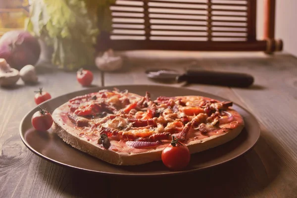 Pizza Forma Corazón Para Día San Valentín —  Fotos de Stock