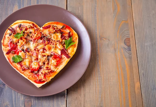 Pizza Herzform Zum Valentinstag Auf Dem Holztisch — Stockfoto