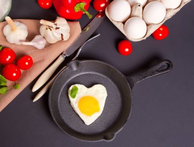 Kalp şekli omlet ve karanlık Pan. Üstten görünüm.