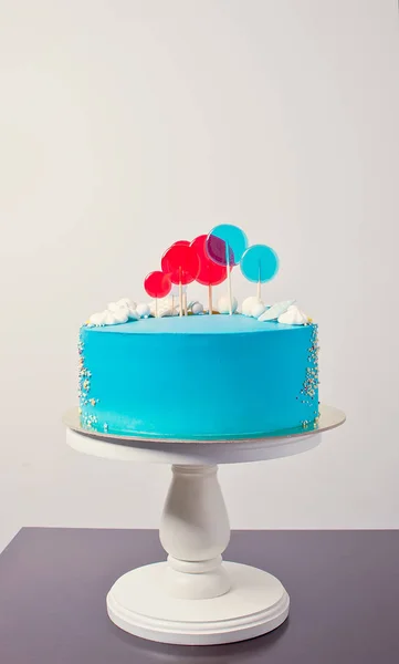 Lukier Niebieski Tort Kolorowe Cukierki Lizaki — Zdjęcie stockowe