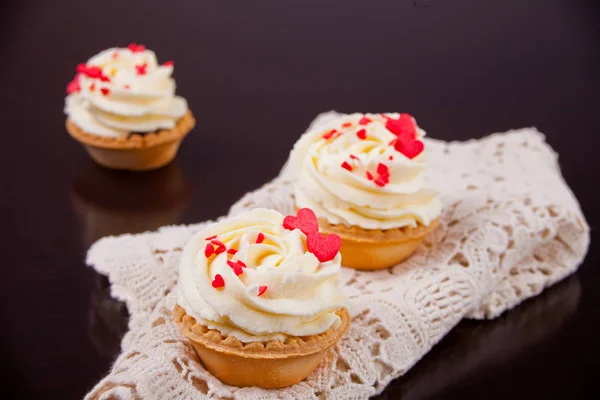 Вкусные Кексы День Святого Валентина Черном Столе — стоковое фото