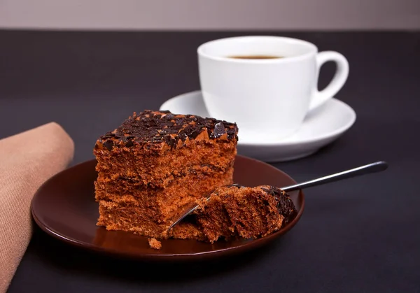 Вкусный Шоколадный Торт Тарелке Черном Столе — стоковое фото