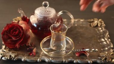 Hibiscus (pembe) çay şeffaf bardak içine dökme