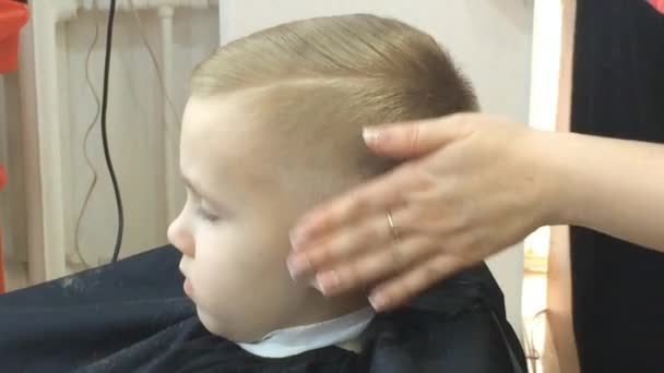 Detail Malý Chlapec Vlasový Styling Dítě Účes Vysoušení Vlasů Kadeřnictví — Stock video