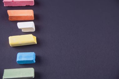 Çok renkli tebeşir siyah arka plan üzerine yakın çekim