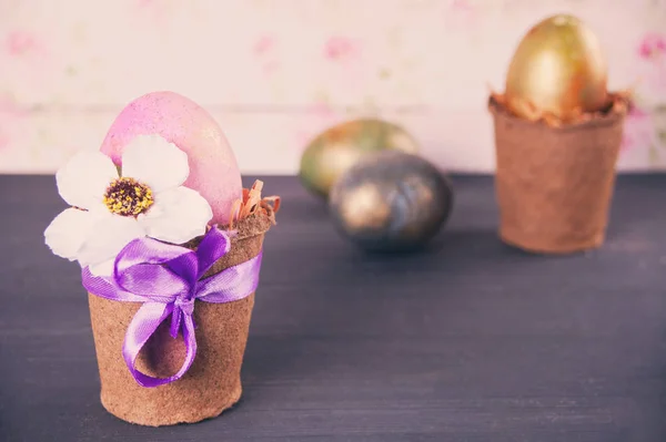 Húsvét színes tojások egy cserépben, az asztalon — Stock Fotó
