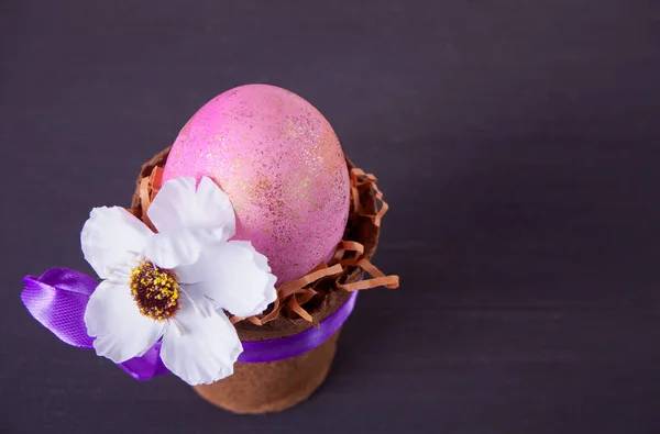 锅上的复活节粉红色彩蛋 — 图库照片