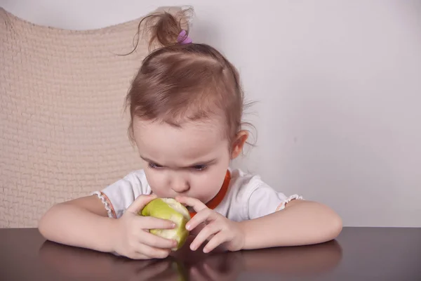 かわいい女の子のリンゴを食べる — ストック写真