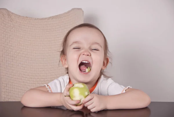 かわいい女の子のリンゴを食べる — ストック写真