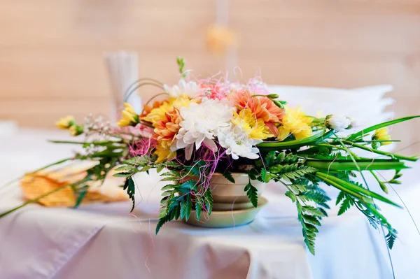 Decoration of wedding table with flowers in a pot — Stock Photo, Image