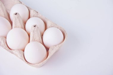 Beyaz tavuk yumurta yumurta kutusunda. Kopya alanı.