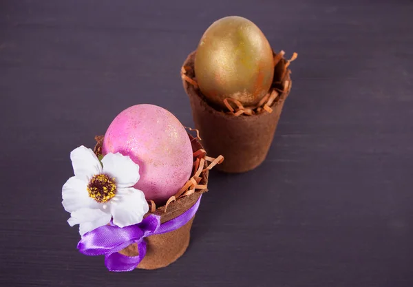 复活节粉红色和金色的鸡蛋在一个锅在黑色背景 — 图库照片