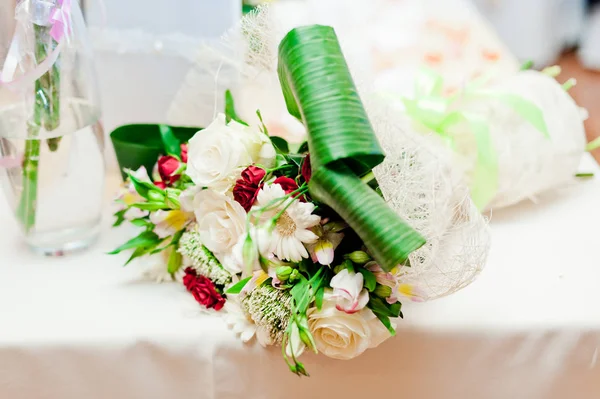 Decoration of wedding table with flowers in a pot — Stock Photo, Image