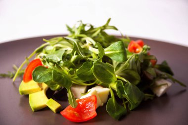 Bir tabak taze karışık sebze salatası