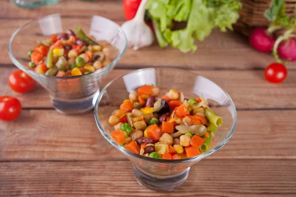 Ensalada mexicana casera en tazones con frijoles, maíz, tomate, pimienta y otras verduras . —  Fotos de Stock