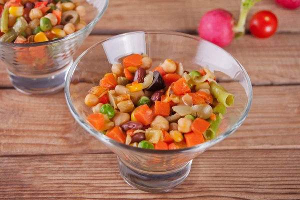 Ensalada mexicana casera en tazones con frijoles, maíz, tomate, pimienta y otras verduras . —  Fotos de Stock