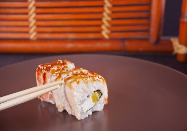 Philadelphia kahverengi bir tabakta servis alır