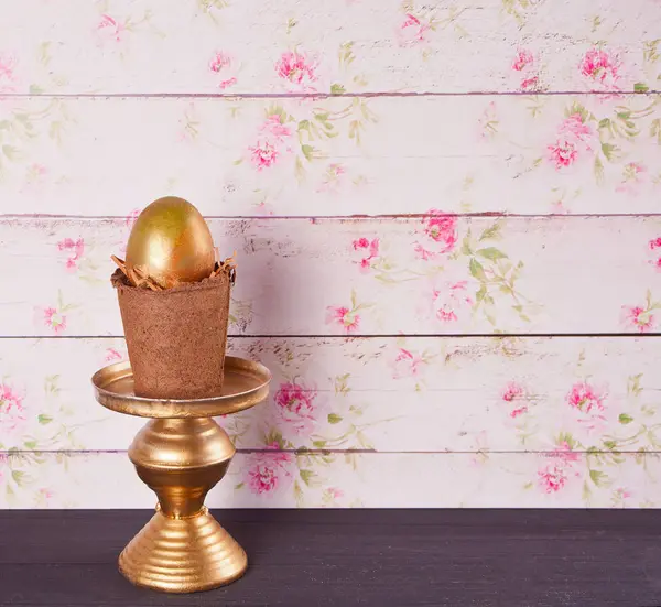 Arany-tojás-egy cserépben, az asztalon — Stock Fotó