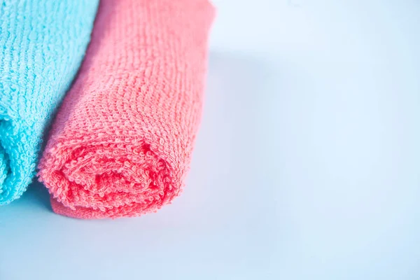 Blaues und rosa Handtuch Wellness-Tuch Strandtücher auf blauem Hintergrund. — Stockfoto