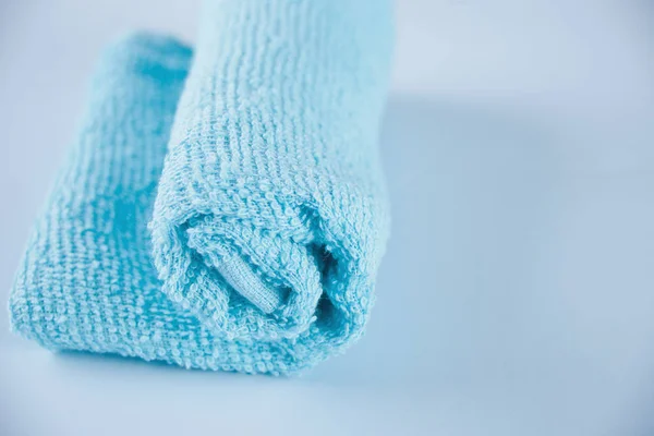 Blaues Handtuch Wellness Tuch Strandtuch auf blauem Hintergrund. — Stockfoto