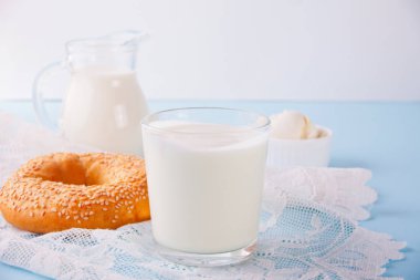 Cam mavi bir tabloda Yoğurtlu granola.