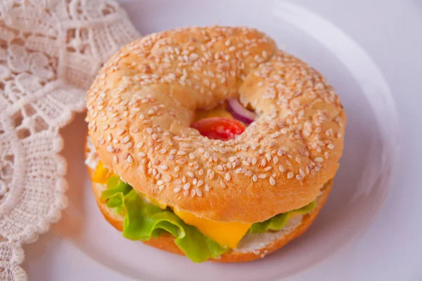 Frisches gesundes Bagel-Sandwich auf weißem Teller — Stockfoto