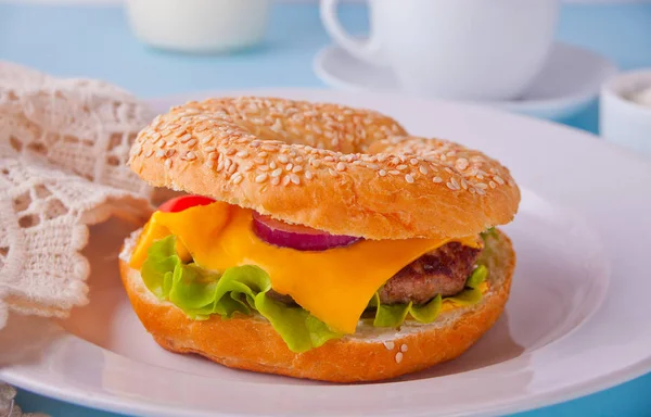 Friss, egészséges bagel szendvics, egy fehér lemezre — Stock Fotó