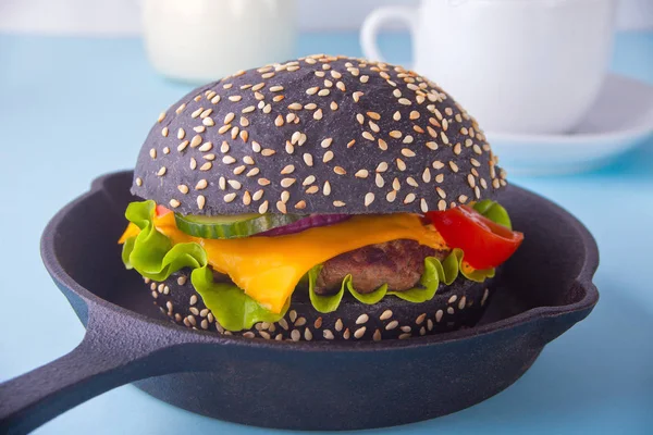 Hambúrguer caseiro com costeleta e legumes na panela de ferro — Fotografia de Stock