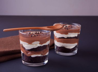 Bir tabloda tahta kaşık ile cam kavanozlara çikolata tatlı