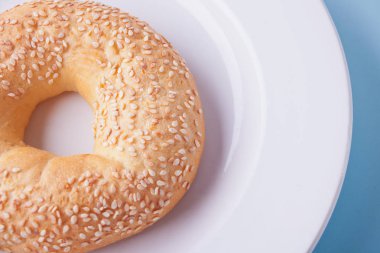 Beyaz bir plaka üzerinde sandviç için taze sağlıklı simit. Üstten Görünüm.