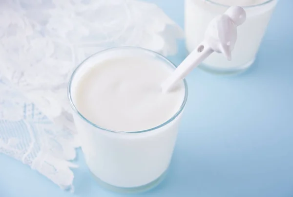Йогурт в стакане на столе с белой салфеткой . — стоковое фото