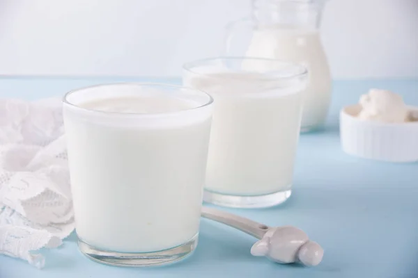 Iogurte em vidro em uma mesa com guardanapo branco . — Fotografia de Stock