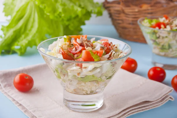 La ensalada mixta vegetal con los tomates, la cebolla, la col, los retoños del grano en la escudilla —  Fotos de Stock