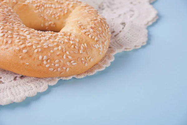 Bagel saudável fresco para o sanduíche em um guardanapo branco — Fotografia de Stock