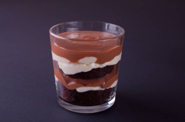 Cam bir tabloda çikolata tatlı