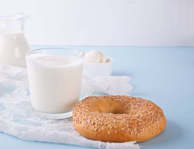 Yoğurt cam ve beyaz peçete ile bir tabloda taze simit.