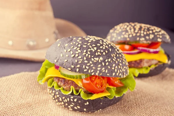 Házi fekete burger szelet, zöldséges cowboy kalap — Stock Fotó