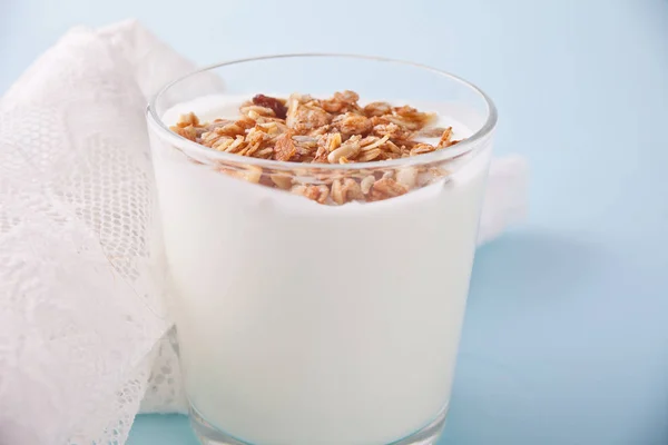 Granola com iogurte em vidro com colher de madeira em uma mesa . — Fotografia de Stock