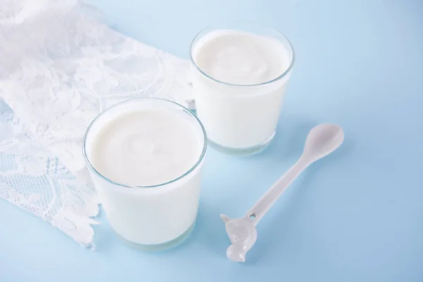 Йогурт в стакане на столе с белой салфеткой . — стоковое фото