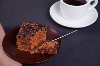 Lezzetli çikolatalı kek kahve siyah tablo ile kahverengi plaka üzerinde